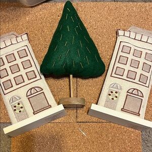 Wondershop Green Tree and Cream House Holiday Set

2 houses and one tree